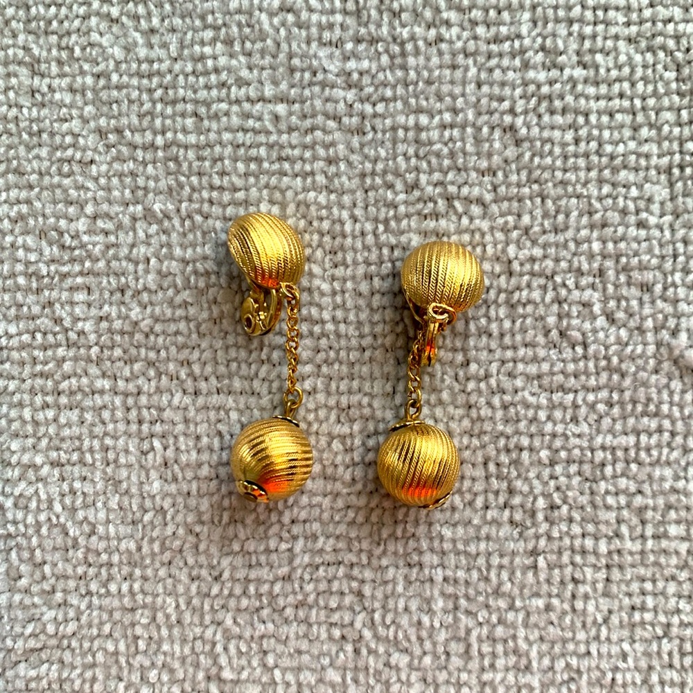 Vintage 70s clip earrings